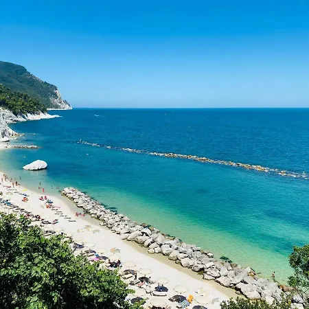 Oda ve Kahvaltı La Torre Numana